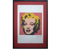 Marilyn Monroe s červeným pozadím