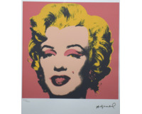 Marilyn Monroe s červeným pozadím