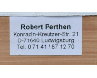 Okno kostela s růžemi